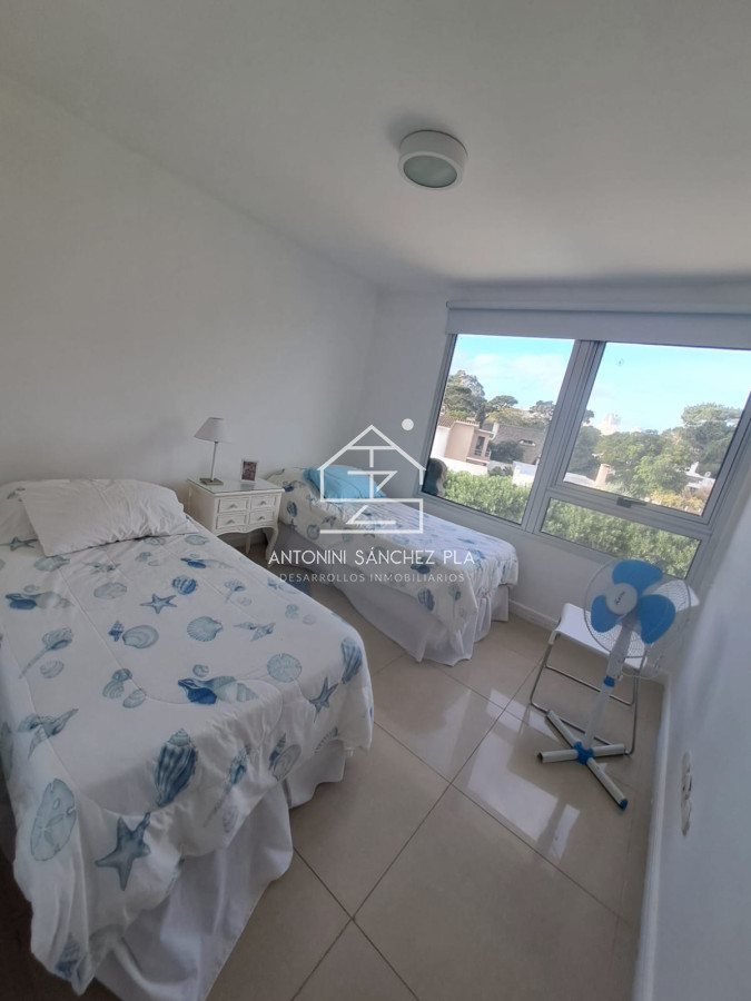 Apartamento ID.4151 - Apartamento en Playa Mansa a la venta 3 Dormitorios con vista
