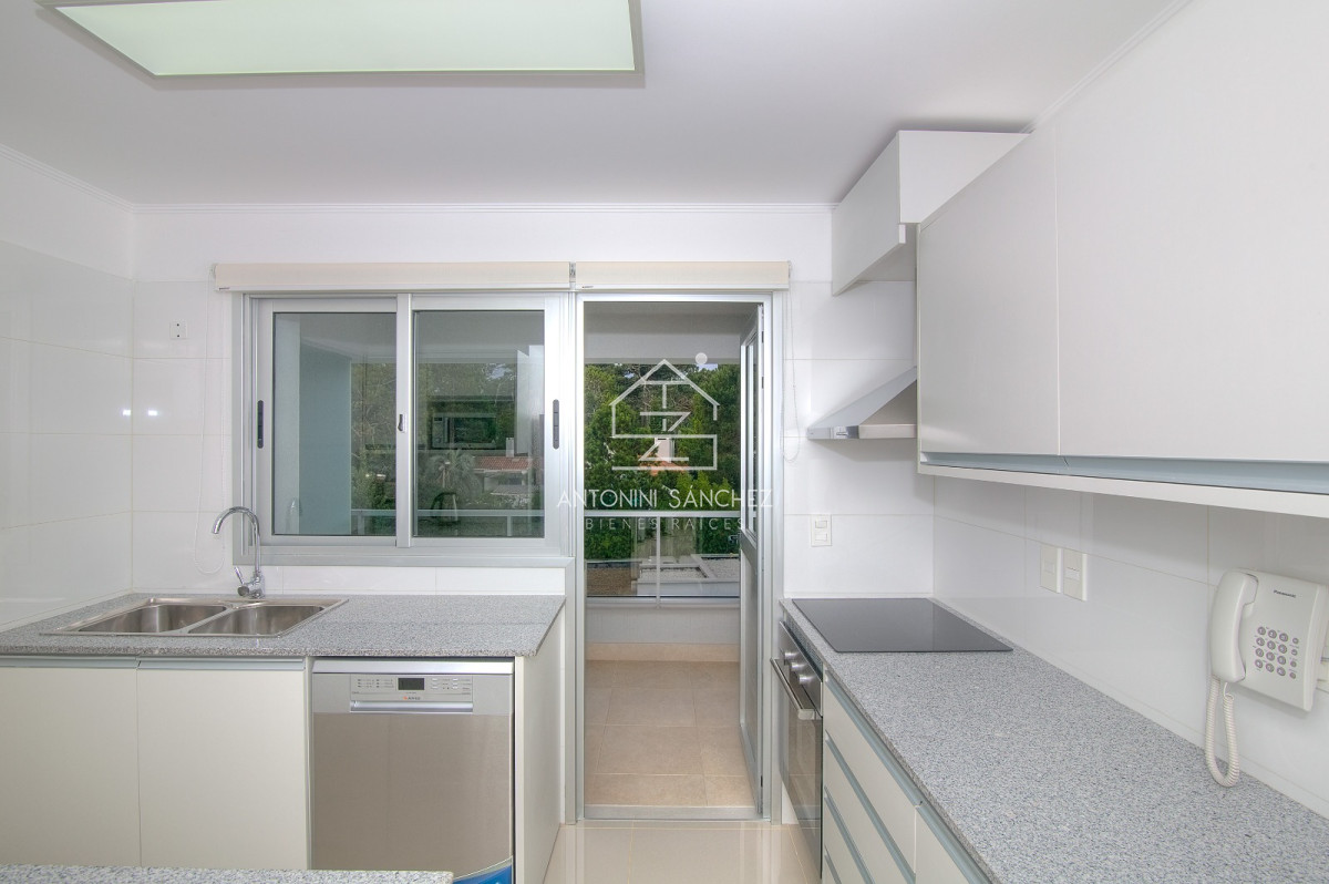 Apartamento ID.2454 - Apartamento en Venta de 3 dormitorios en Playa Mansa , Punta del este
