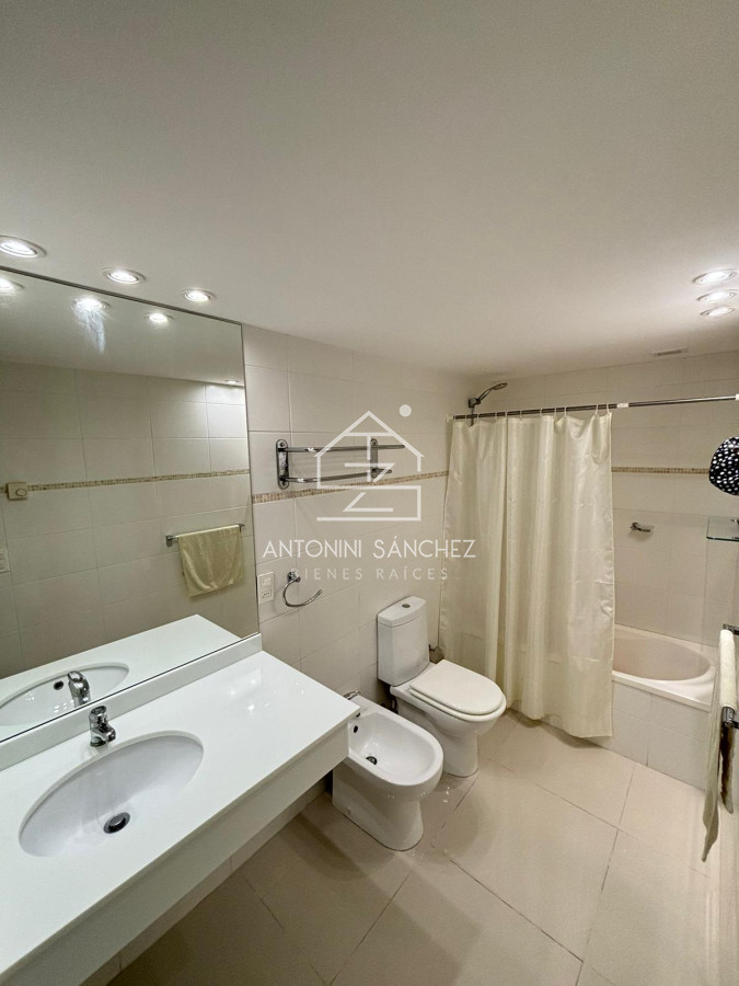Apartamento ID.714 - Apartamento de 2 dormitorios en Av. Roosevelt, Punta del este , Maldonado 