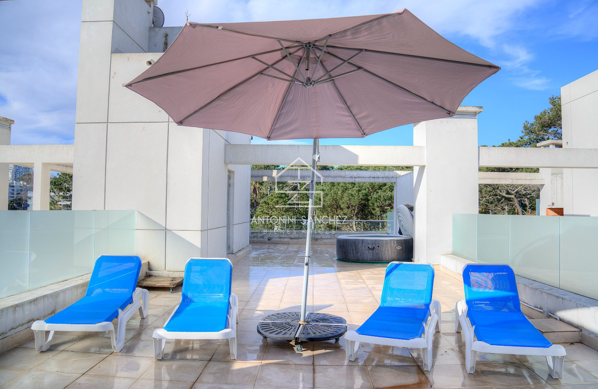 Apartamento ID.2454 - Apartamento en Venta de 3 dormitorios en Playa Mansa , Punta del este