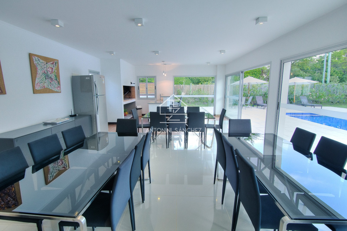 Apartamento ID.2454 - Apartamento en Venta de 3 dormitorios en Playa Mansa , Punta del este