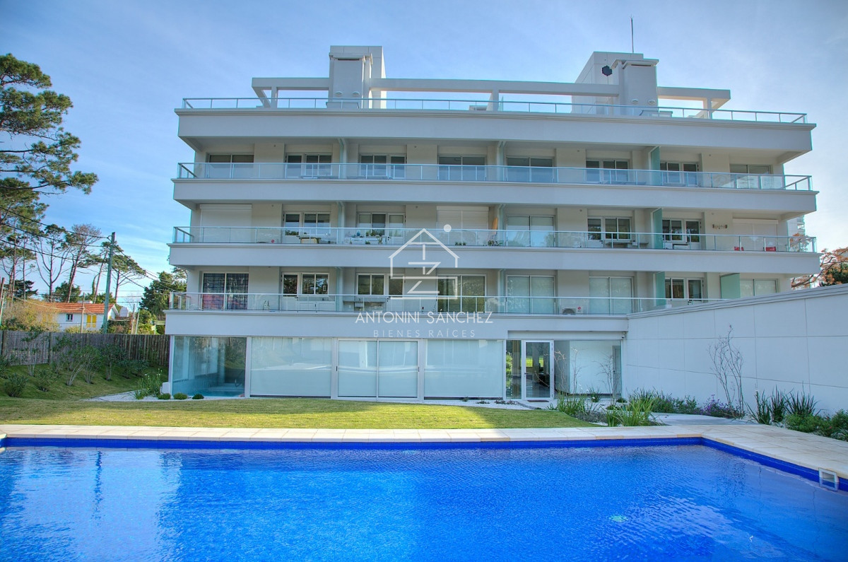 Apartamento ID.2454 - Apartamento en Venta de 3 dormitorios en Playa Mansa , Punta del este