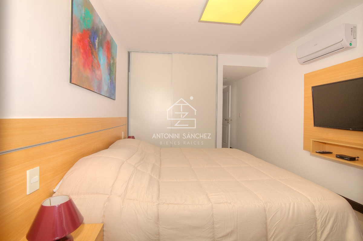 Apartamento ID.2454 - Apartamento en Venta de 3 dormitorios en Playa Mansa , Punta del este