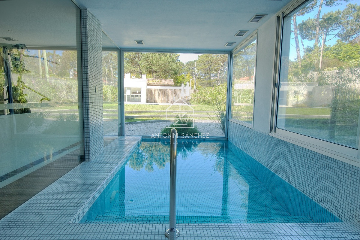 Apartamento ID.2454 - Apartamento en Venta de 3 dormitorios en Playa Mansa , Punta del este