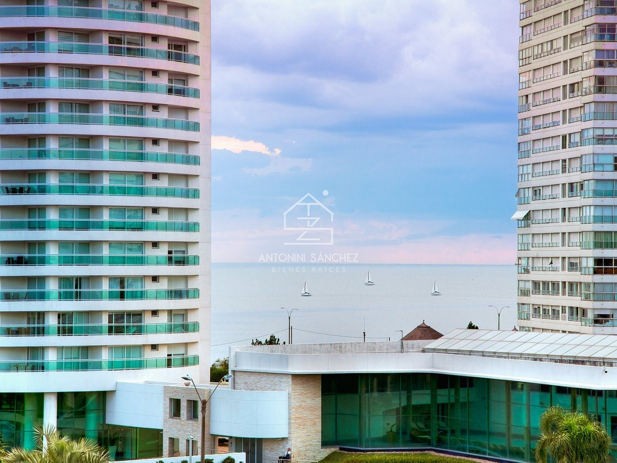 Apartamento ID.2454 - Apartamento en Venta de 3 dormitorios en Playa Mansa , Punta del este