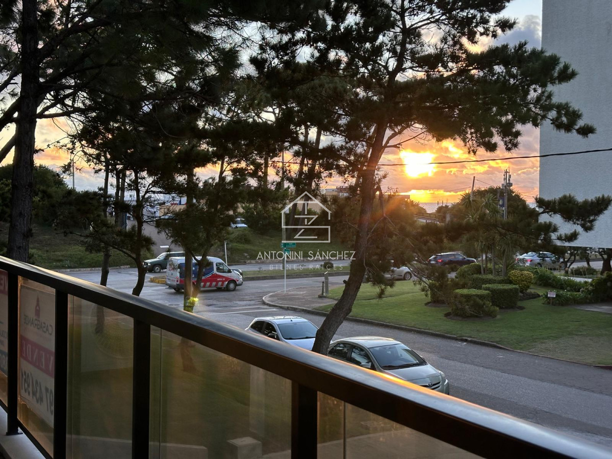 Apartamento ID.2200 - Vende oportunidad en Playa Mansa, primera línea de 2 dormitorios en Punta del Este 