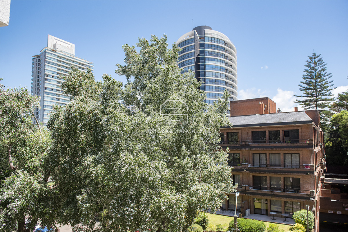 Apartamento ID.2226 - Apartamento en Venta de 2 dormitorios en Playa Brava , Punta del este 