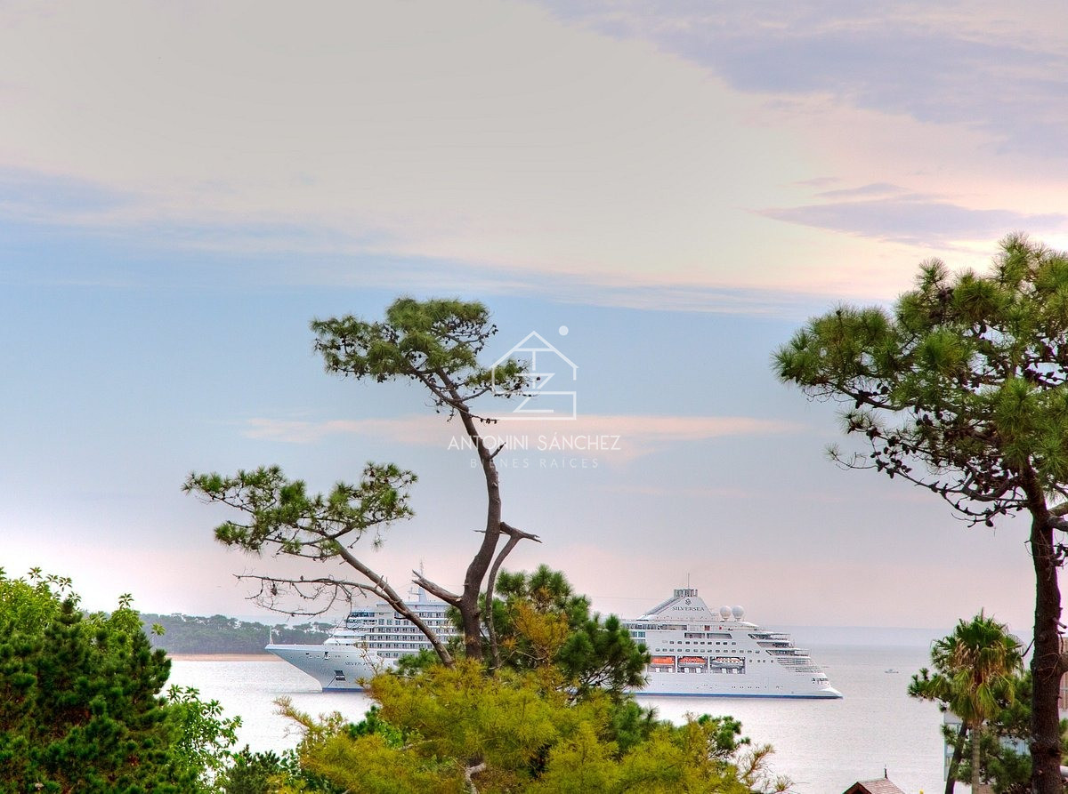 Apartamento ID.2454 - Apartamento en Venta de 3 dormitorios en Playa Mansa , Punta del este