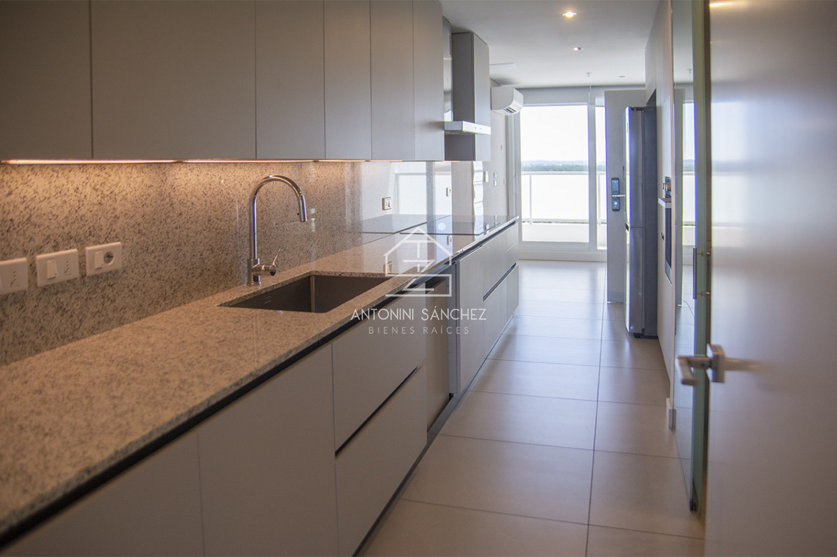 Apartamento ID.3122 - Espectacular planta en LE PARC III, Esquinero en venta