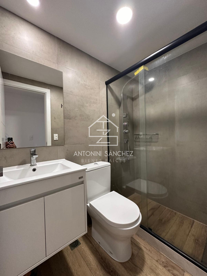 Apartamento ID.2200 - Vende oportunidad en Playa Mansa, primera línea de 2 dormitorios en Punta del Este 