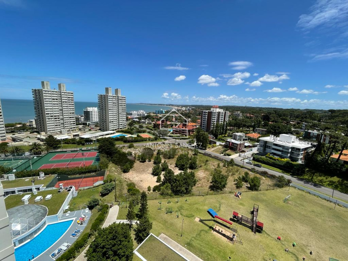 Apartamento ID.2318 - Punta Del Este,  Vende apartamento de 4 dormitorios con 2 cocheras en Lincon Center, Playa Mansa, Punta del Este 