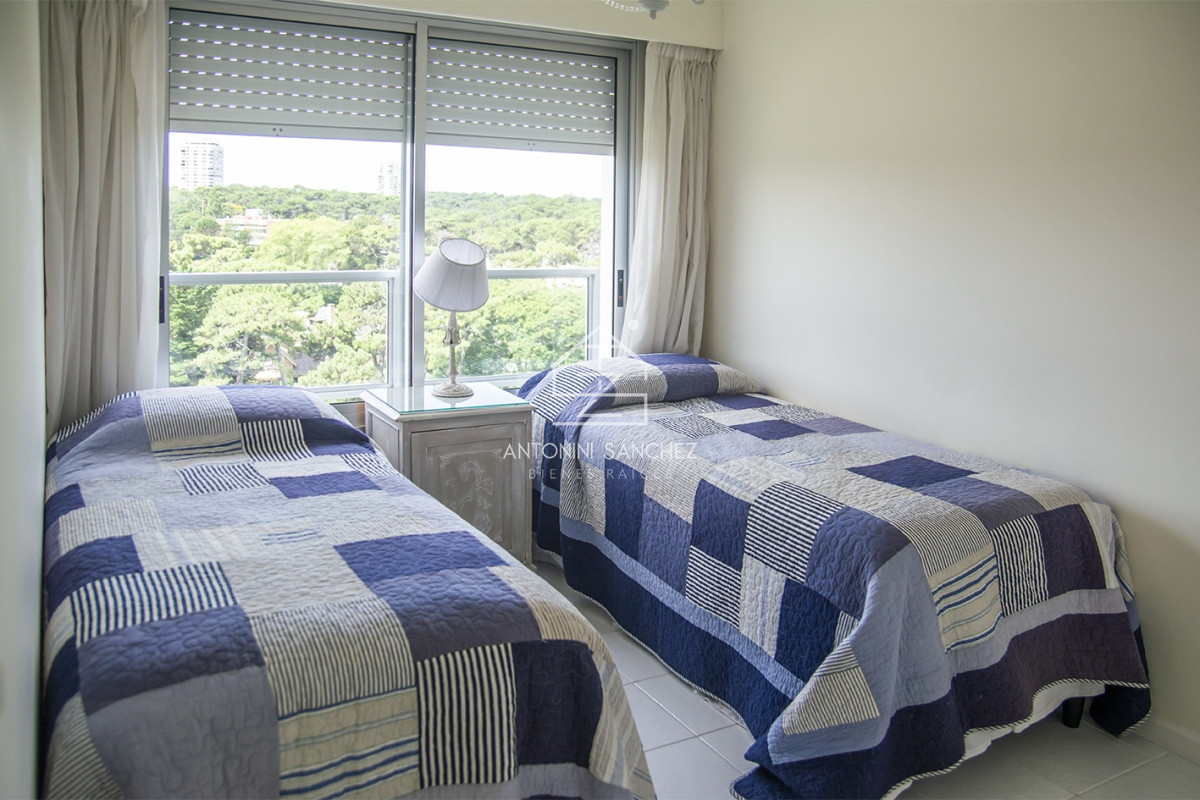 Apartamento ID.2318 - Punta Del Este,  Vende apartamento de 4 dormitorios con 2 cocheras en Lincon Center, Playa Mansa, Punta del Este 
