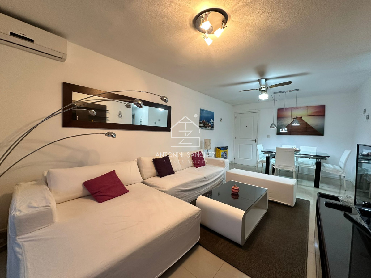 Apartamento ID.670 - Oportunidad. Vende apartamento de 2 dormitorios con azotea y parrillero, Punta del Este 