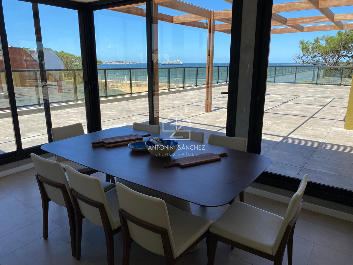 Apartamento ID.2200 - Vende oportunidad en Playa Mansa, primera línea de 2 dormitorios en Punta del Este 