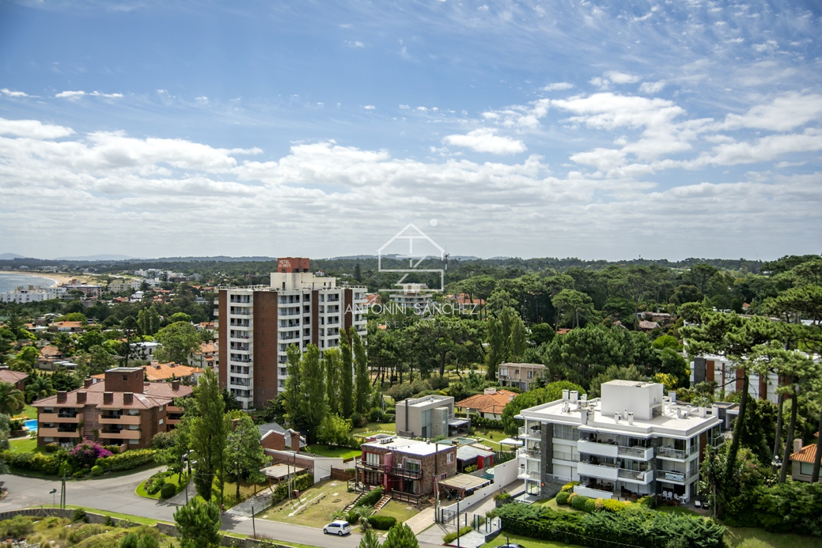 Apartamento ID.2318 - Punta Del Este,  Vende apartamento de 4 dormitorios con 2 cocheras en Lincon Center, Playa Mansa, Punta del Este 