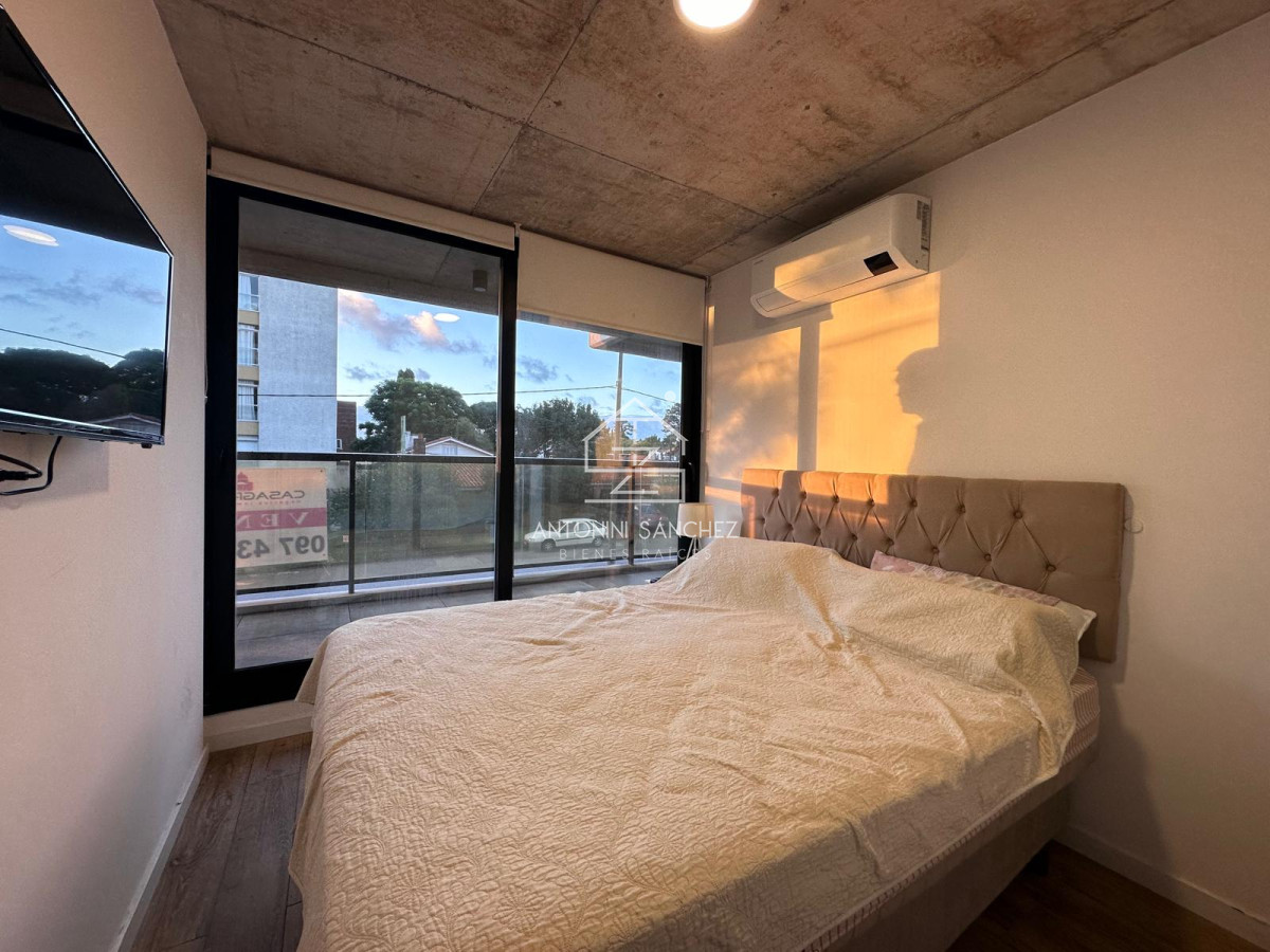 Apartamento ID.2200 - Vende oportunidad en Playa Mansa, primera línea de 2 dormitorios en Punta del Este 