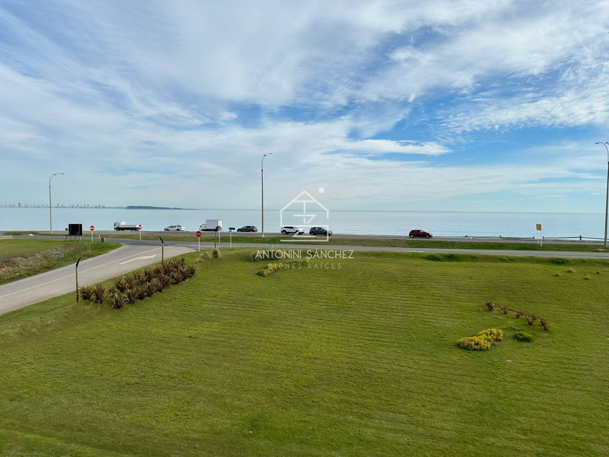 Apartamento ID.2319 - Vende departamento en Azure tower, playa mansa de 2 dormitorios, con vista al mar, Punta del Este