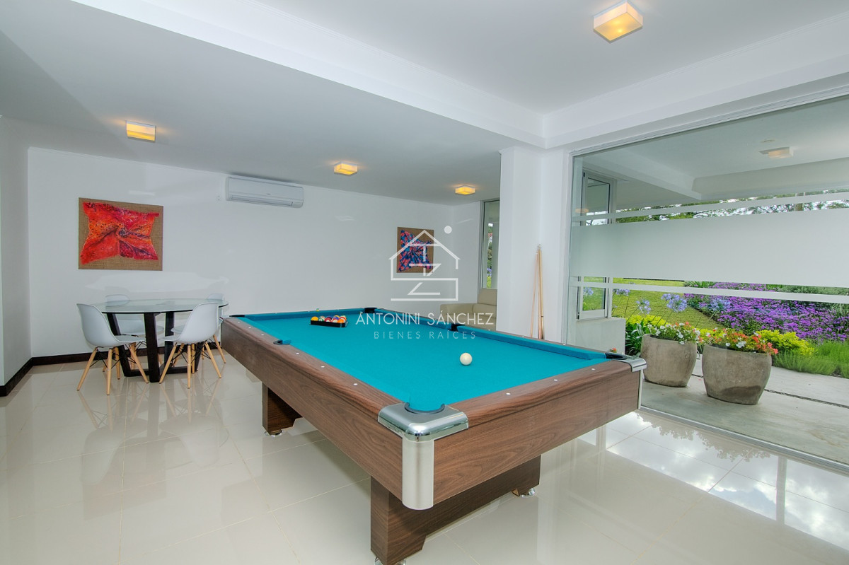 Apartamento ID.2454 - Apartamento en Venta de 3 dormitorios en Playa Mansa , Punta del este