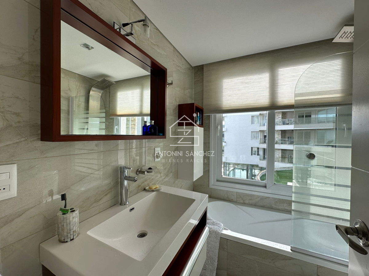 Apartamento ID.2319 - Vende departamento en Azure tower, playa mansa de 2 dormitorios, con vista al mar, Punta del Este