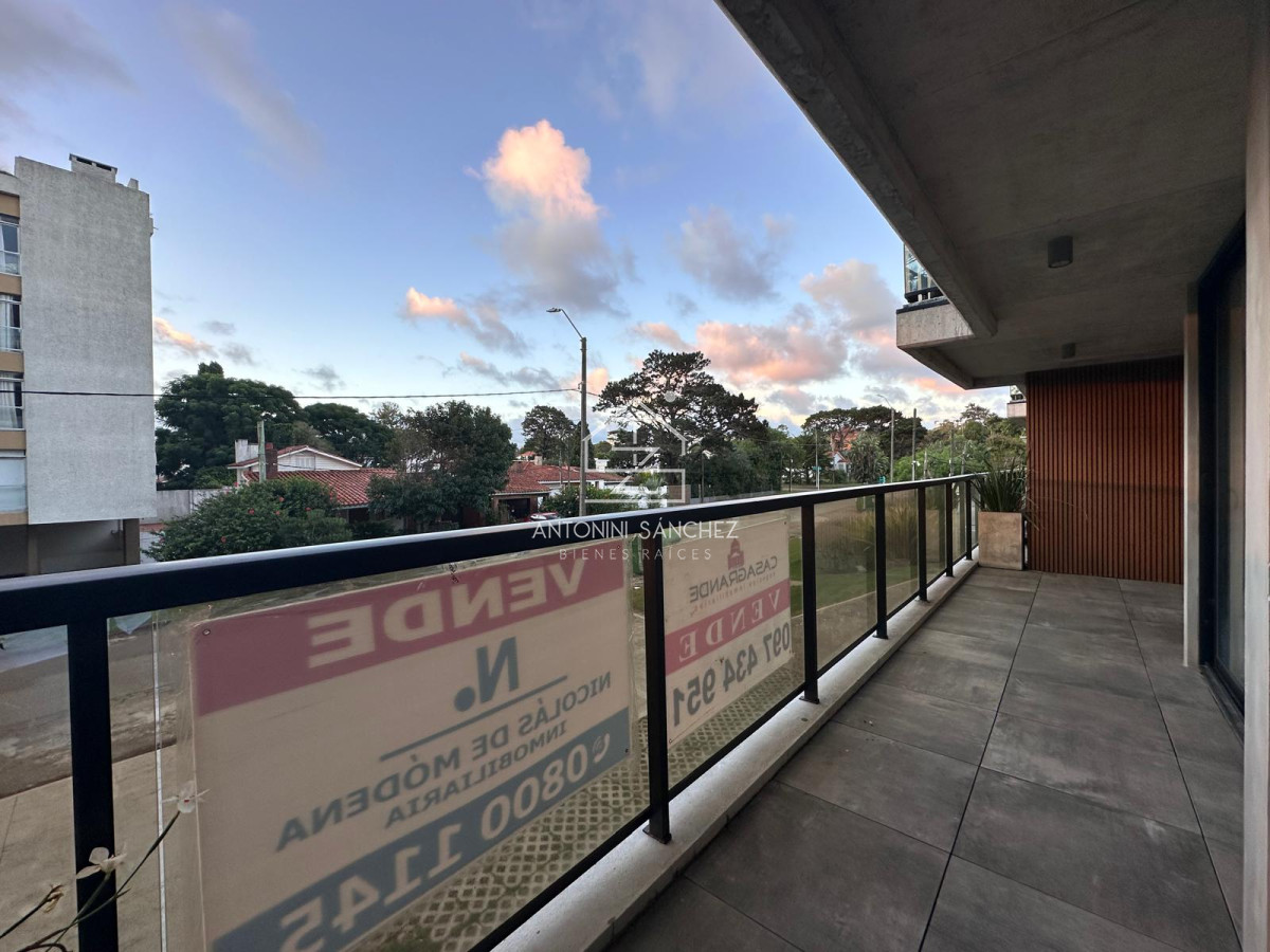 Apartamento ID.2200 - Vende oportunidad en Playa Mansa, primera línea de 2 dormitorios en Punta del Este 