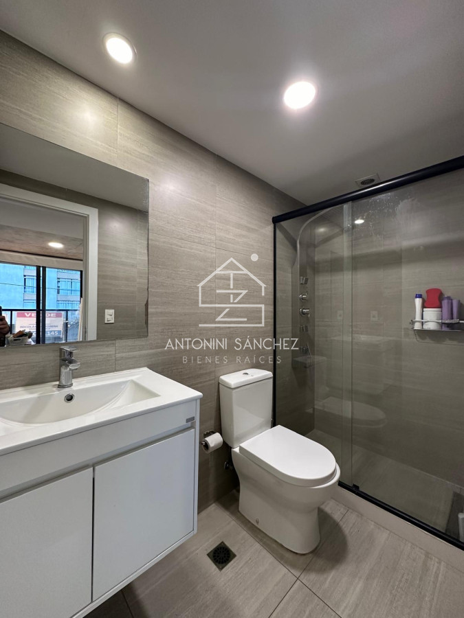 Apartamento ID.2200 - Vende oportunidad en Playa Mansa, primera línea de 2 dormitorios en Punta del Este 
