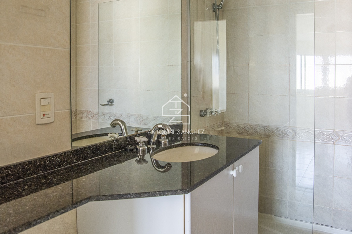 Apartamento ID.2141 - Apartamento de 3 dormitorios en Venta en Av Roosevelt , Punta del este 