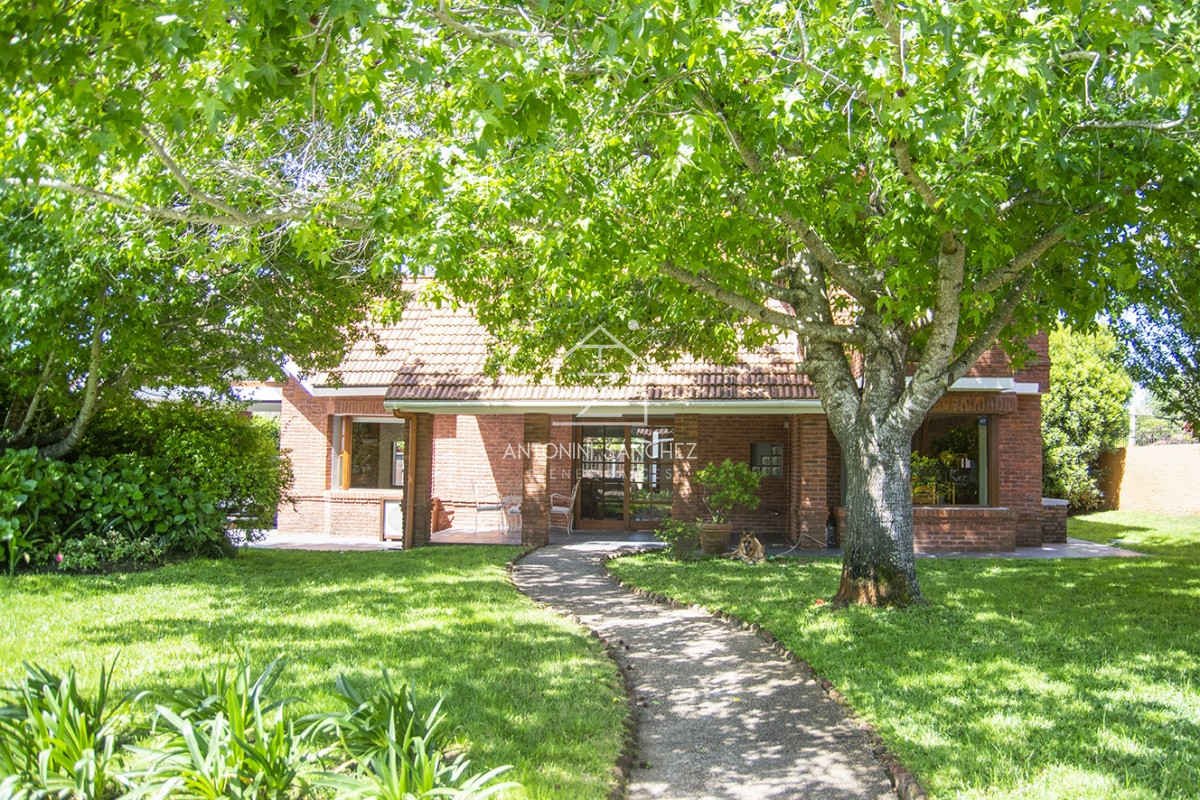 Casa ID.569 - Venta Hermosa casa de 3 dormitorios en Jardines de Córdoba, Punta del Este con pileta y barbacoa