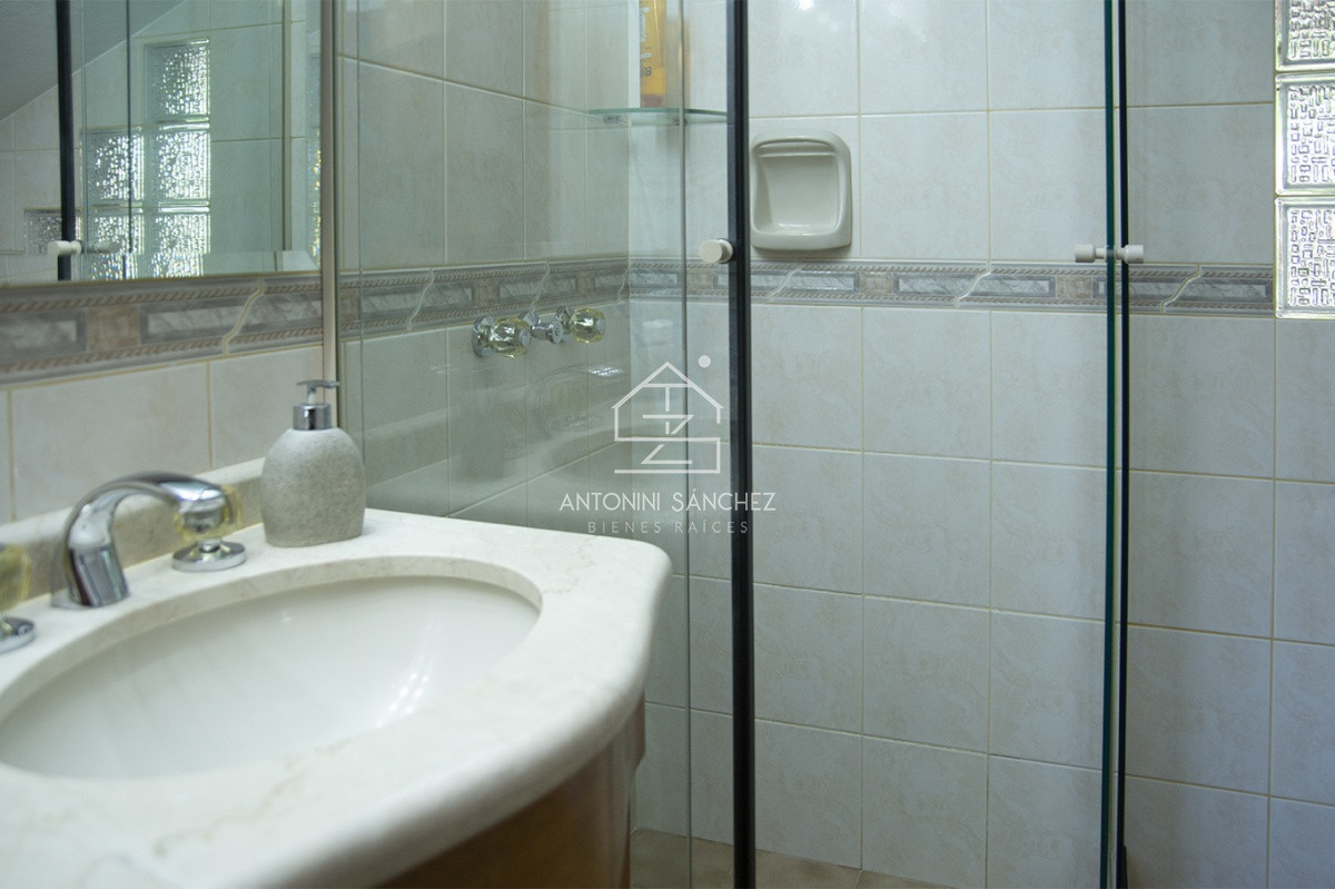 Casa ID.569 - Venta Hermosa casa de 3 dormitorios en Jardines de Córdoba, Punta del Este con pileta y barbacoa