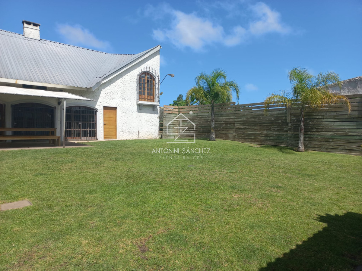 Casa ID.570 - Vende casa de 3 dormitorios totalmente reformada. Con piscina climatizada. Cerca de colegios, Punta del Este 