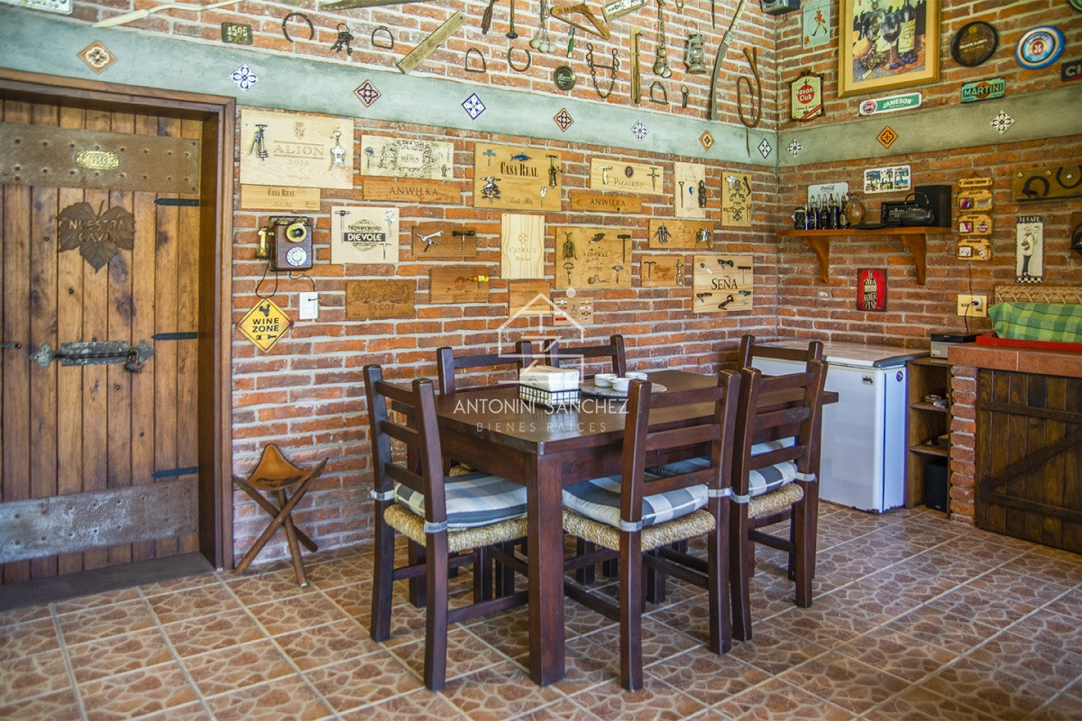 Casa ID.569 - Venta Hermosa casa de 3 dormitorios en Jardines de Córdoba, Punta del Este con pileta y barbacoa