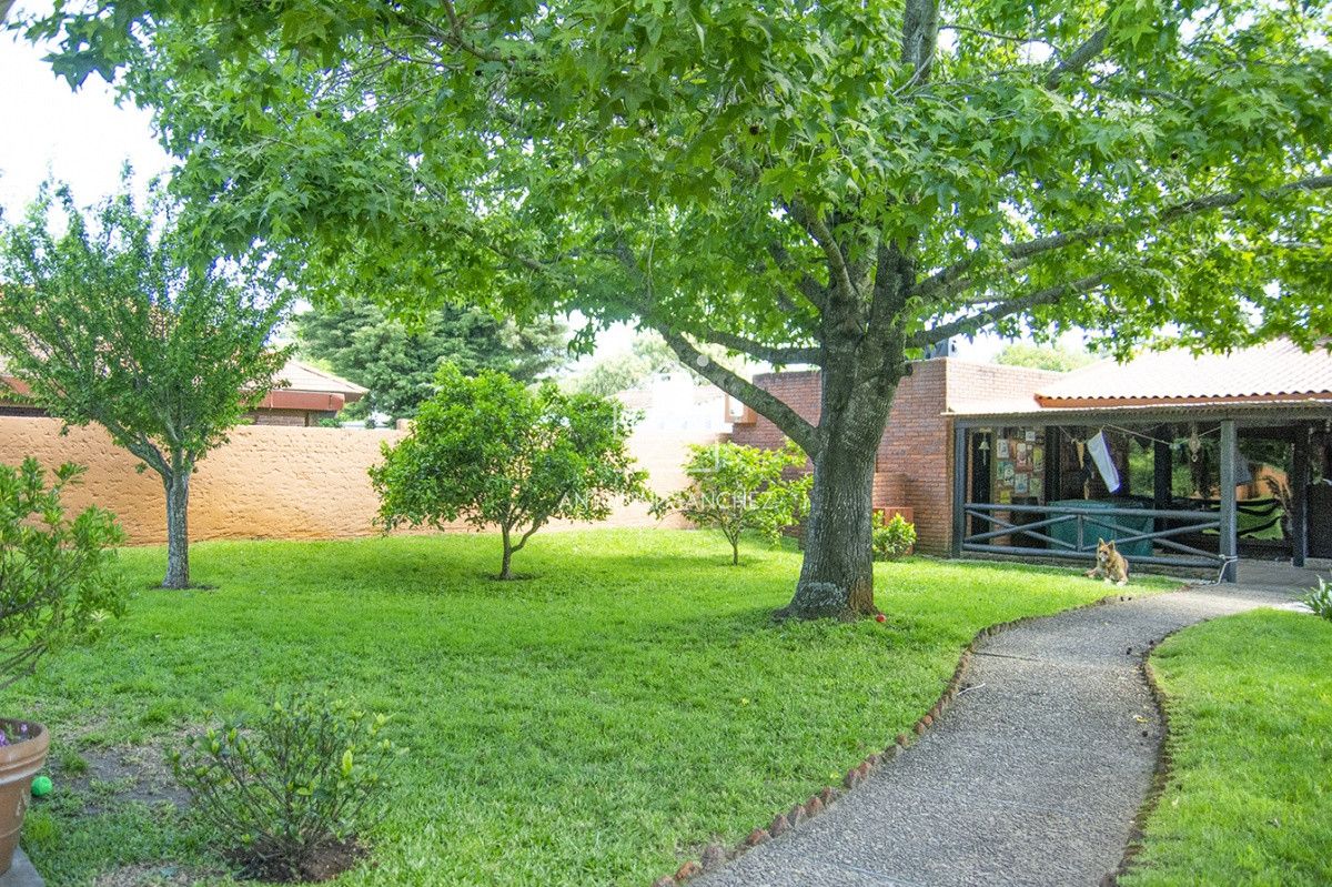 Casa ID.569 - Venta Hermosa casa de 3 dormitorios en Jardines de Córdoba, Punta del Este con pileta y barbacoa