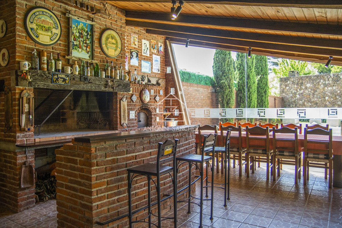 Casa ID.569 - Venta Hermosa casa de 3 dormitorios en Jardines de Córdoba, Punta del Este con pileta y barbacoa