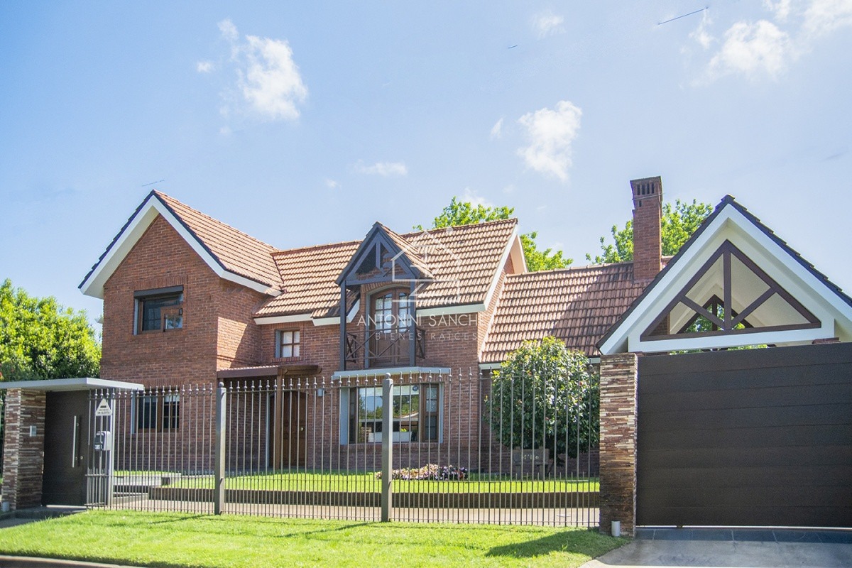 Casa ID.569 - Venta Hermosa casa de 3 dormitorios en Jardines de Córdoba, Punta del Este con pileta y barbacoa