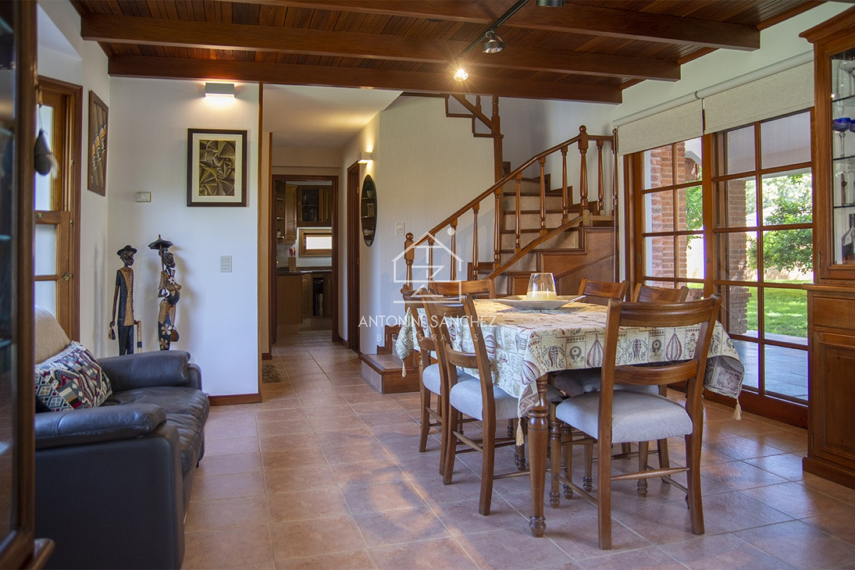 Casa ID.569 - Venta Hermosa casa de 3 dormitorios en Jardines de Córdoba, Punta del Este con pileta y barbacoa