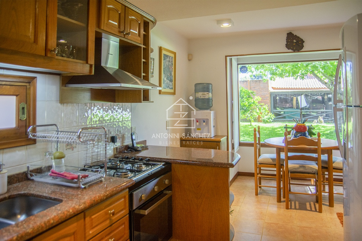 Casa ID.569 - Venta Hermosa casa de 3 dormitorios en Jardines de Córdoba, Punta del Este con pileta y barbacoa