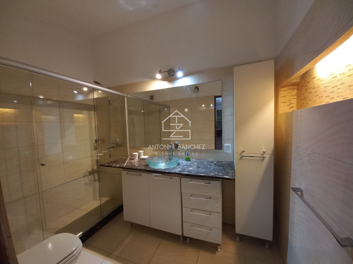 Casa ID.570 - Vende casa de 3 dormitorios totalmente reformada. Con piscina climatizada. Cerca de colegios, Punta del Este 