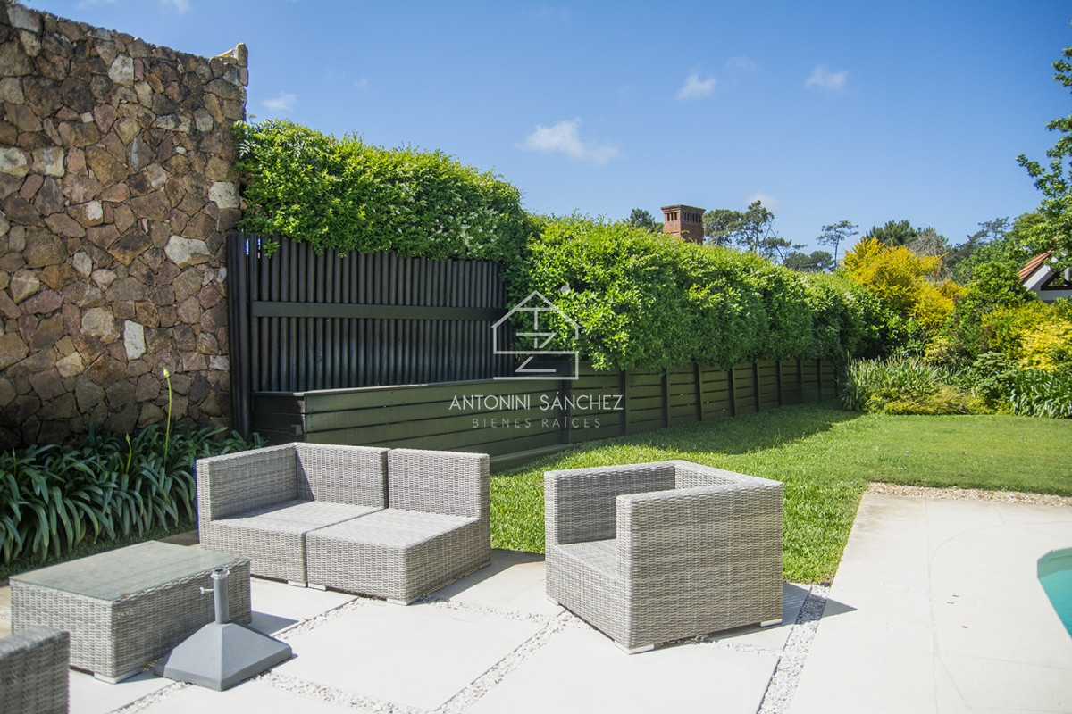 Casa ID.569 - Venta Hermosa casa de 3 dormitorios en Jardines de Córdoba, Punta del Este con pileta y barbacoa