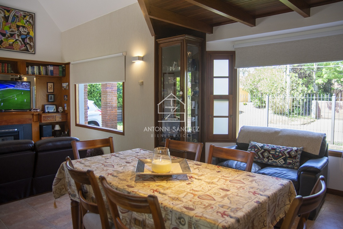 Casa ID.569 - Venta Hermosa casa de 3 dormitorios en Jardines de Córdoba, Punta del Este con pileta y barbacoa