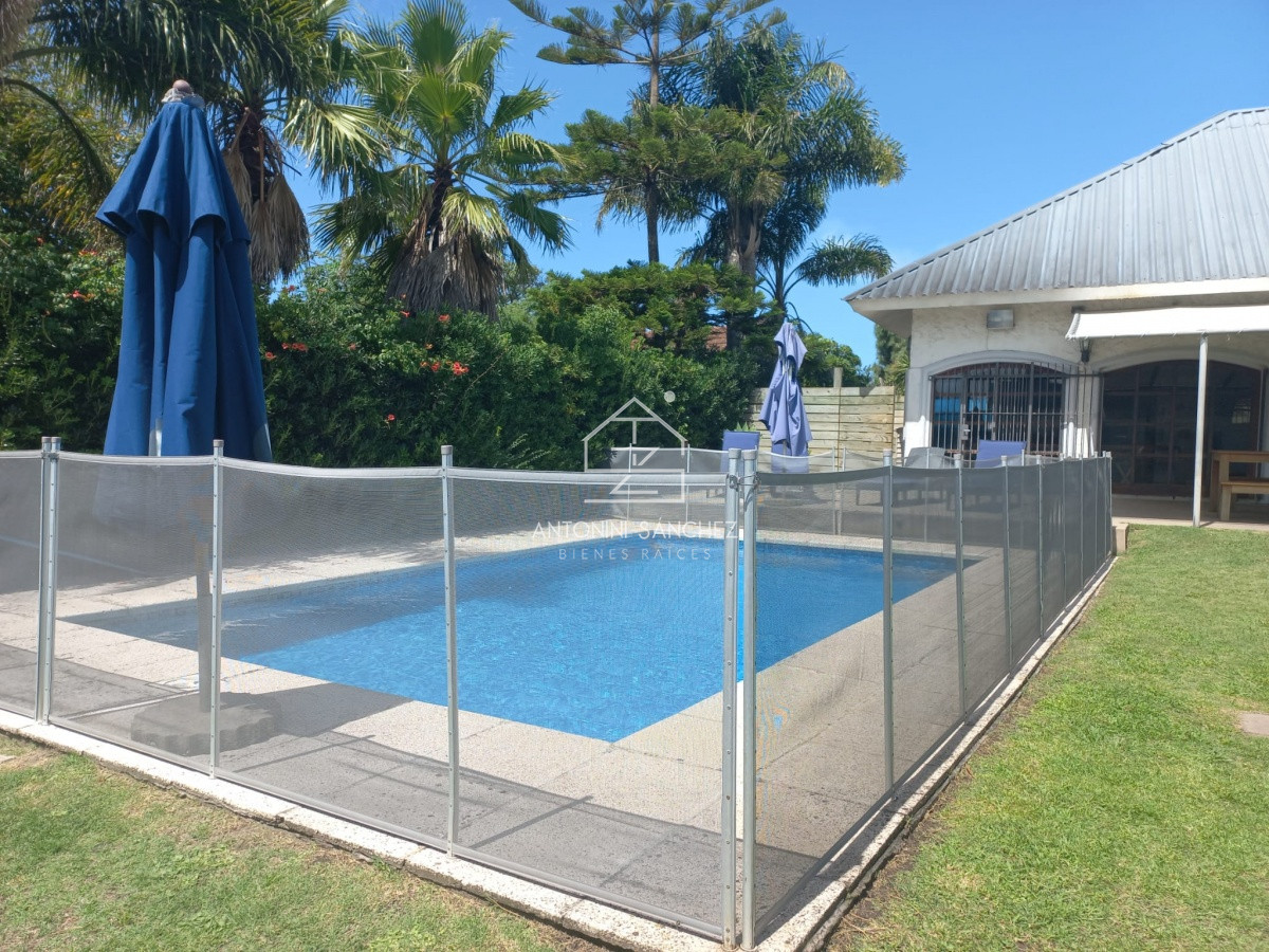 Casa ID.570 - Vende casa de 3 dormitorios totalmente reformada. Con piscina climatizada. Cerca de colegios, Punta del Este 