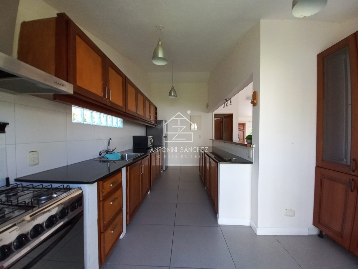 Casa ID.570 - Vende casa de 3 dormitorios totalmente reformada. Con piscina climatizada. Cerca de colegios, Punta del Este 