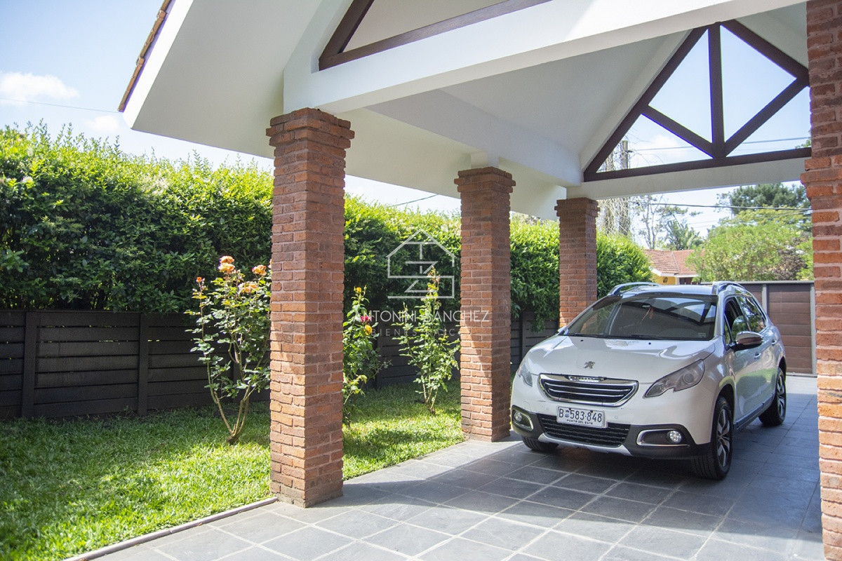 Casa ID.569 - Venta Hermosa casa de 3 dormitorios en Jardines de Córdoba, Punta del Este con pileta y barbacoa