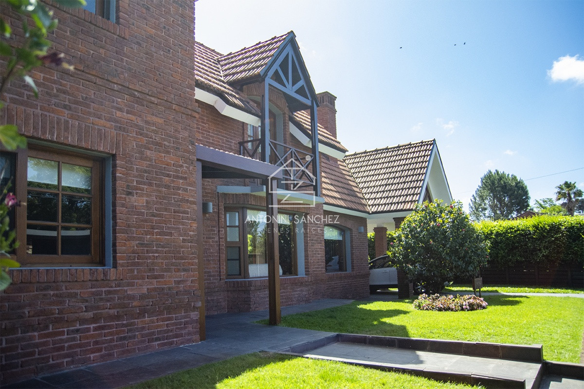 Casa ID.569 - Venta Hermosa casa de 3 dormitorios en Jardines de Córdoba, Punta del Este con pileta y barbacoa