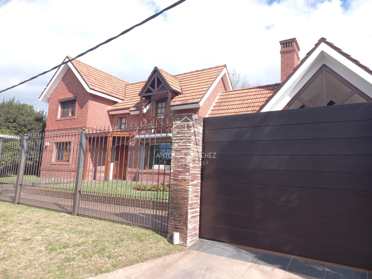 Casa ID.569 - Venta Hermosa casa de 3 dormitorios en Jardines de Córdoba, Punta del Este con pileta y barbacoa