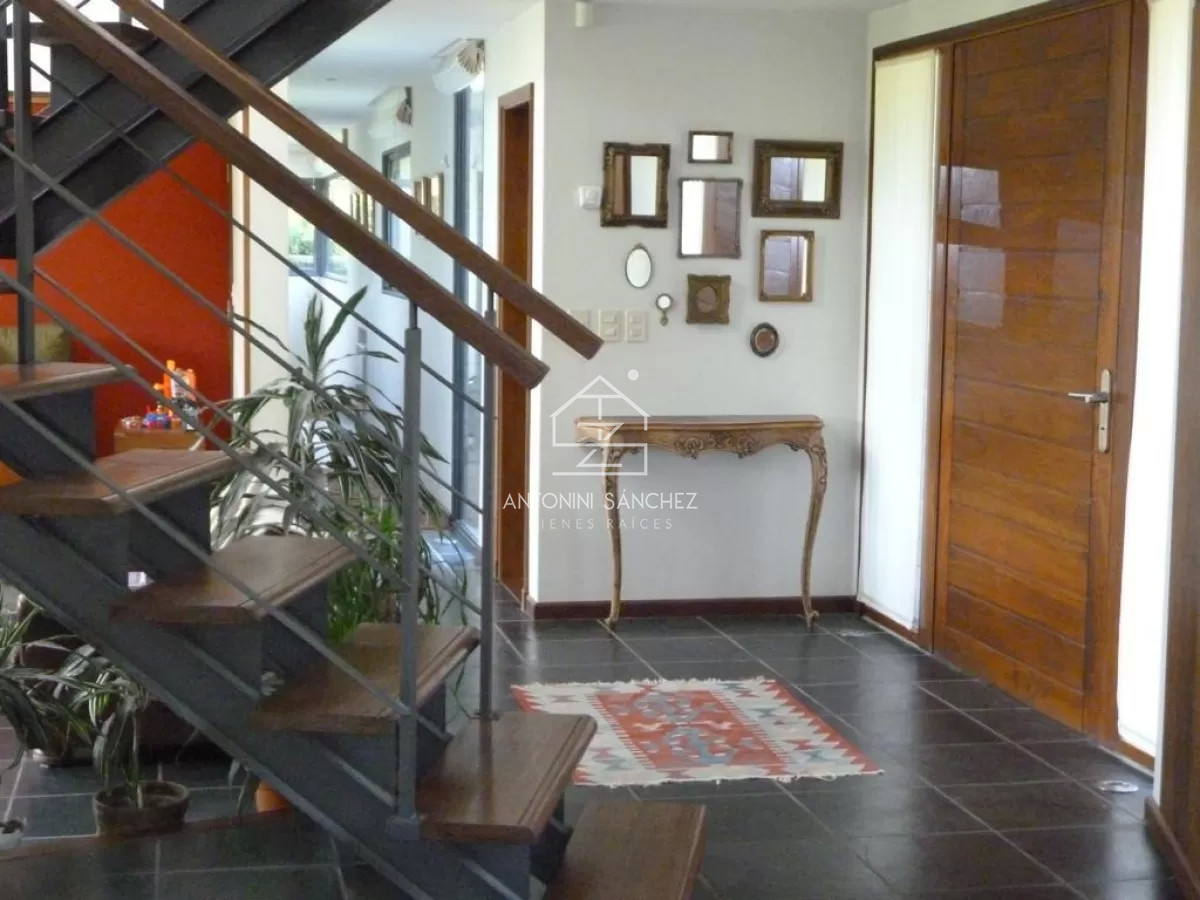 Casa ID.571 - Hermosa casa de 4 dormitorios en agradable entorno.