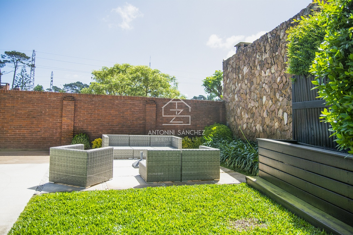Casa ID.569 - Venta Hermosa casa de 3 dormitorios en Jardines de Córdoba, Punta del Este con pileta y barbacoa