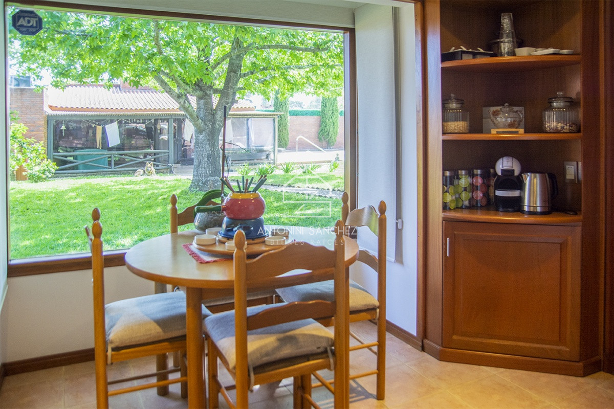 Casa ID.569 - Venta Hermosa casa de 3 dormitorios en Jardines de Córdoba, Punta del Este con pileta y barbacoa