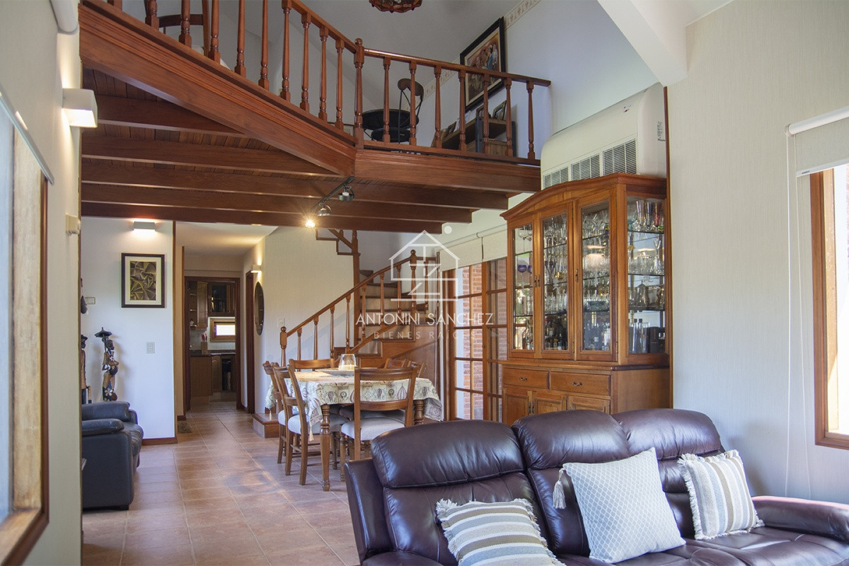 Casa ID.569 - Venta Hermosa casa de 3 dormitorios en Jardines de Córdoba, Punta del Este con pileta y barbacoa