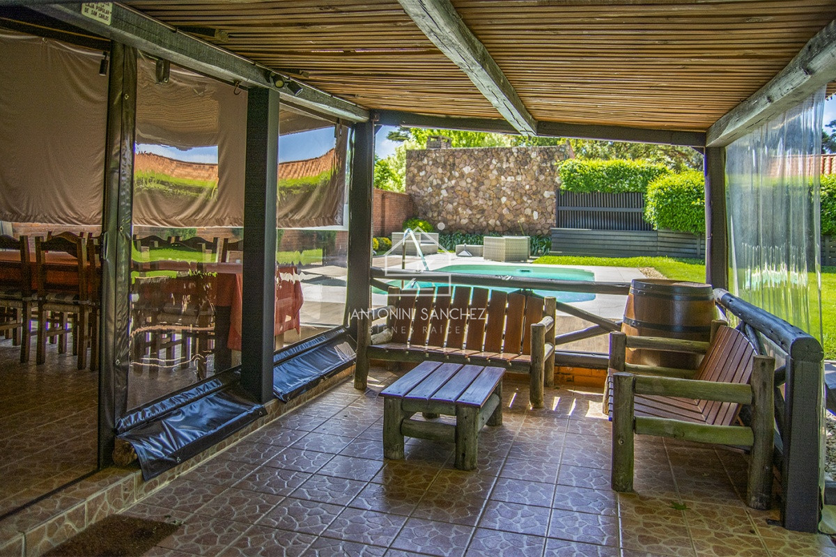 Casa ID.569 - Venta Hermosa casa de 3 dormitorios en Jardines de Córdoba, Punta del Este con pileta y barbacoa