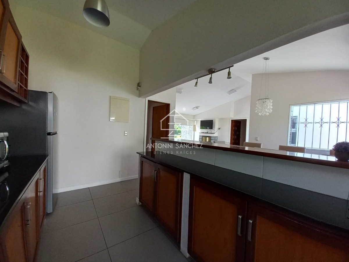 Casa ID.570 - Vende casa de 3 dormitorios totalmente reformada. Con piscina climatizada. Cerca de colegios, Punta del Este 