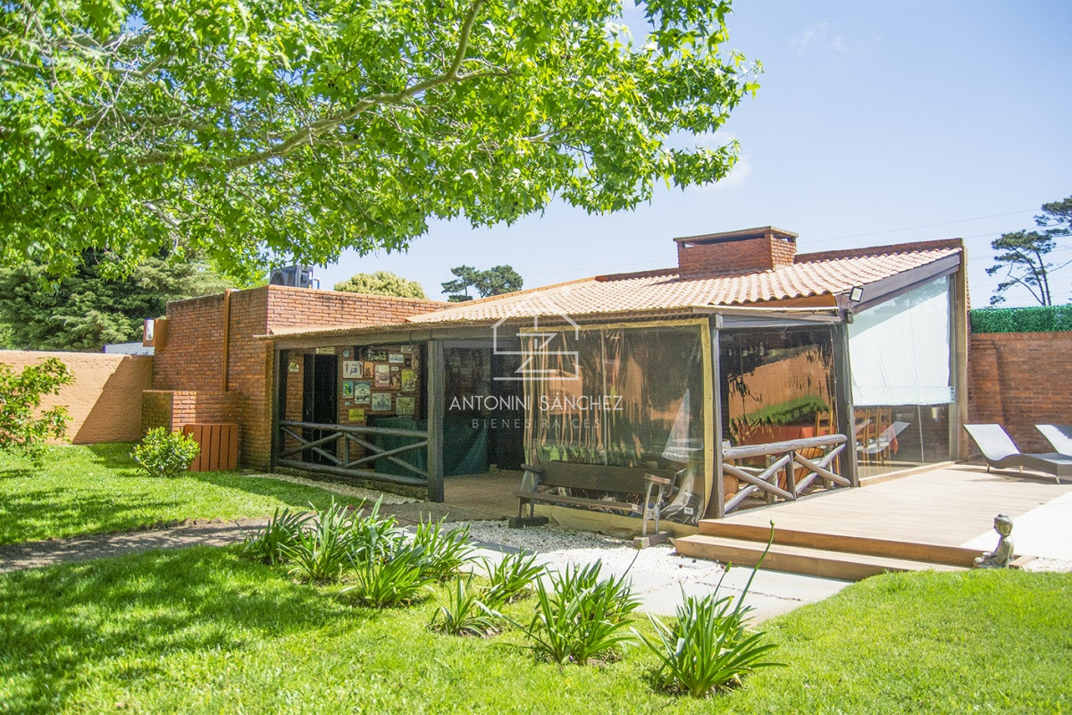 Casa ID.569 - Venta Hermosa casa de 3 dormitorios en Jardines de Córdoba, Punta del Este con pileta y barbacoa